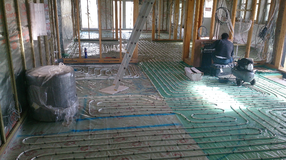 Pressurizing UFH manifold and pipes to 4 bar using compressed air